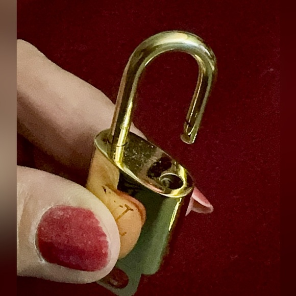 #302- Authentic LV key & lock - Picture 4 of 8